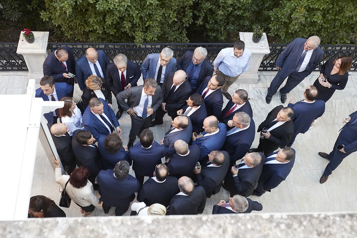 “Φροντιστήριο” Μητσοτάκη στα “πρωτάκια” της ΝΔ στο Μαξίμου – “Η συνοχή της Κ.Ο. πρέπει να είναι αρραγής” (εικόνες)