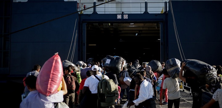 Στον Πειραιά 57 πρόσφυγες από Λέσβο και Χίο