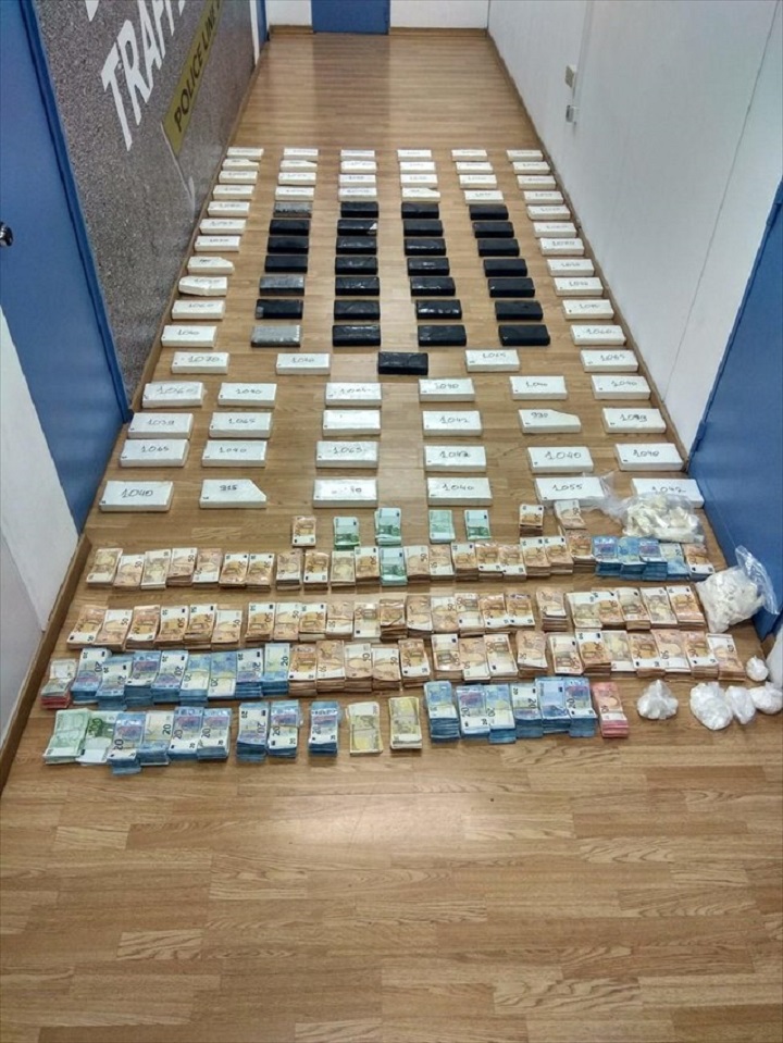 Άγιος Δημήτριος: Έκρυβαν πάνω από 100 κιλά κοκαΐνης σε άμμο γάτας και ταψιά&hellip;