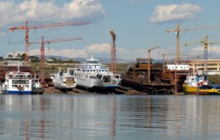Διαμαρτυρία ναυπηγοεπισκευαστών στο Υπ. Ναυτιλίας