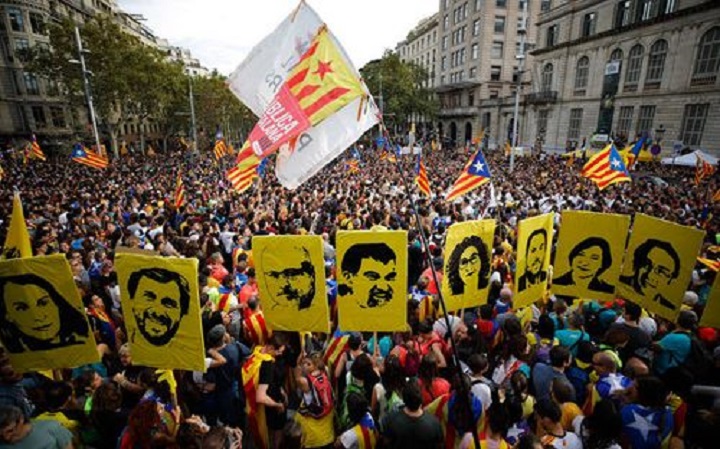 Πανικός και επεισόδια στη Βαρκελώνη: Χιλιάδες διαδηλωτές στους δρόμους – Απεργία στην Καταλονία&hellip;