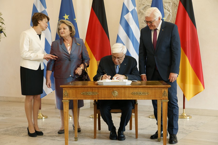 Παρασκήνιο: “Ντιλ” Μητσοτάκη-Γεννηματά (και) για Πρόεδρο Δημοκρατίας