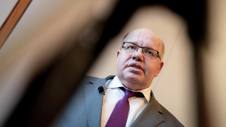 Στραβοπάτησε και χτύπησε στο πρόσωπο ο Γερμανός Υπουργός Οικονομίας (vid)