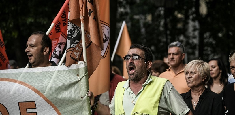 Ένταση έξω από τη Βουλή