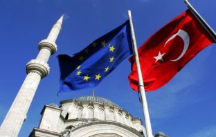 Οι Βρυξέλλες επιβάλουν κυρώσεις και η Άγκυρα απαντά: “Προστατεύετε τους τρομοκράτες”