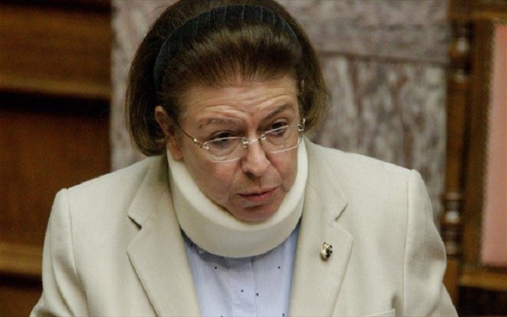 Τροχαίο για την Υπουργό Πολιτισμού, Λίνα Μενδώνη – Πήγε με κολάρο στη Βουλή