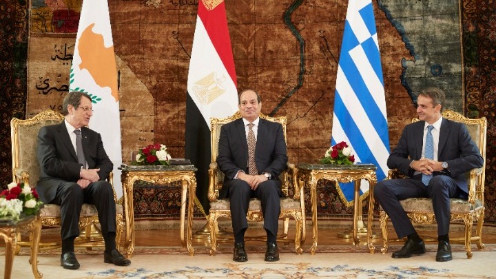 Καταδίκη της τουρκικής προκλητικότητας στην τριμερή Ελλάδας, Αιγύπτου και Κύπρου στο Κάιρο