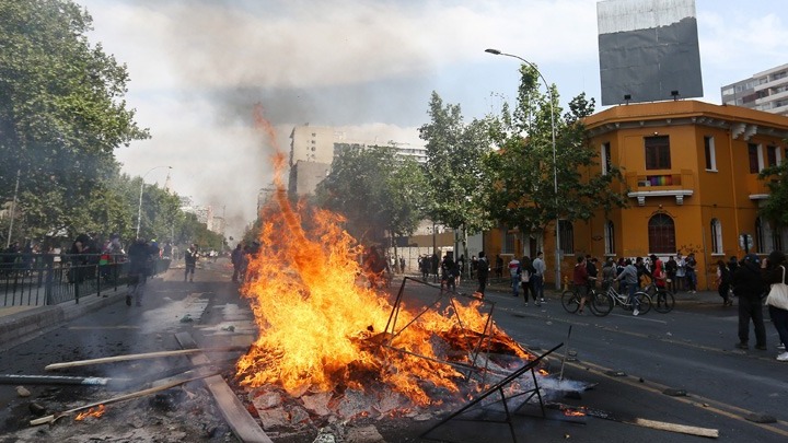 Τρεις νεκροί από ταραχές στη Χιλή- Κοινωνική εξέγερση μετά την αύξηση τις τιμής των εισιτηρίων στα μέσα μεταφοράς