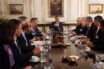 Χαμηλότερες χρεώσεις στις συναλλαγές ζήτησε ο Πρωθυπουργός – Τι απάντησαν οι τραπεζίτες