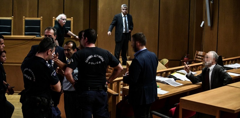 Αρπάχτηκαν οι συνήγοροι των χρυσαυγιτών- Ο Μίχος άδειασε τον Μιχαλολιάκο για Ρουπακιά