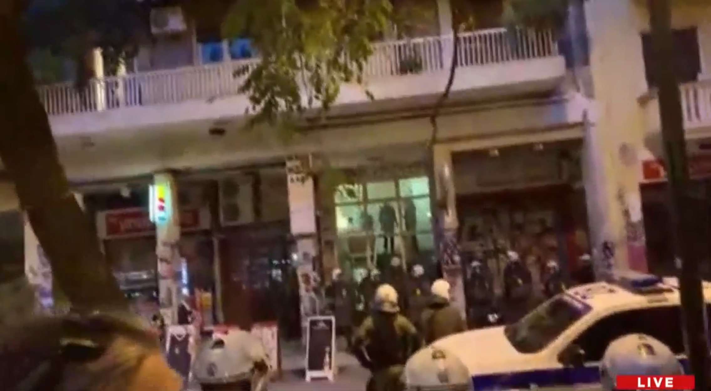 Επιχείρηση των ΜΑΤ σε πολυκατοικία στα Εξάρχεια