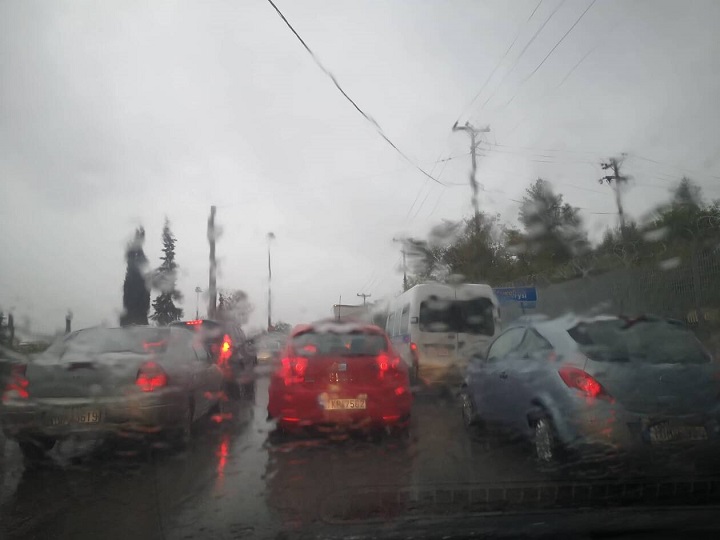 Ισχυρή καταιγίδα στην Αττική – Ποτάμια οι δρόμοι (vid)