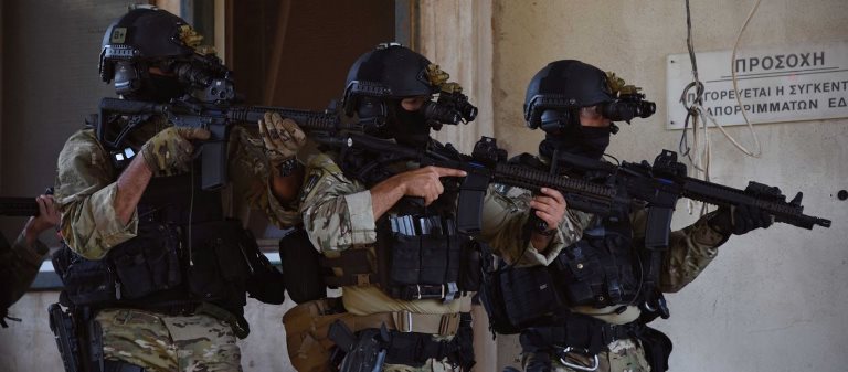 Καρέ- καρέ η έφοδος των ειδικών δυνάμεων στο εργαστήριο έκδοσης πλαστών εγγράφων(vid)