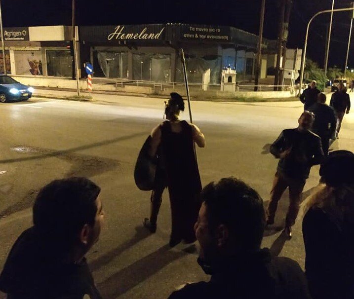Συγκέντρωση παρωδία στη Νάουσα κατά της έλευσης προσφύγων – Ο μεγαλέξαντρος από τα Lidl