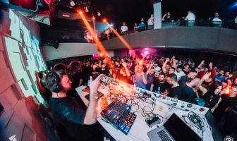 Καταγγελία σοκ από την έφοδο αστυνομικών σε κλαμπ στο Γκάζι – “Σκάσε και γδύσου. Δεν έχουμε Δημοκρατία”