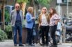 Σπάνια δημόσια εμφάνιση του Κώστα Σημίτη με τη σύζυγό του, την κόρη του και την εγγονή του (εικόνες)