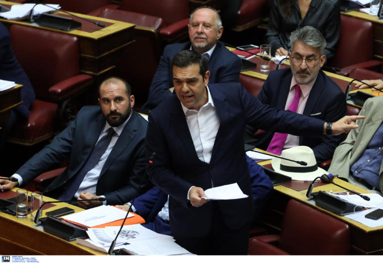 Τσίπρας: Επανακαταθέτει την ερώτηση που δεν απαντήθηκε για τα τραπεζικά στελέχη