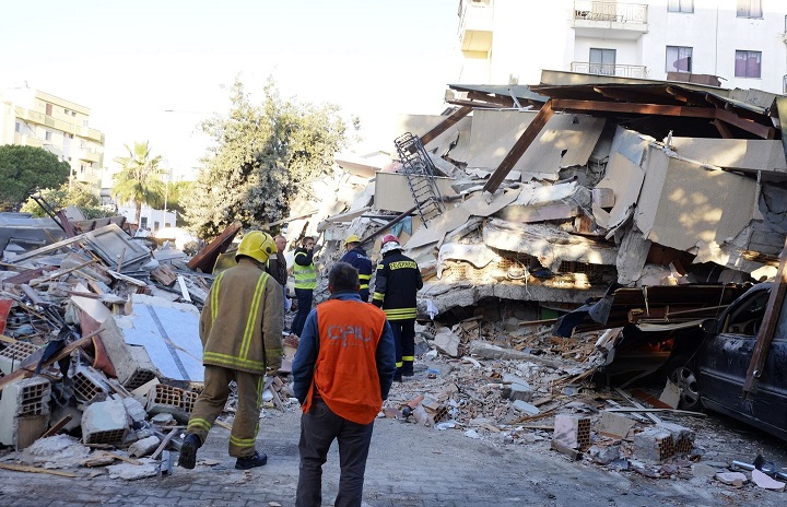 Αλβανία σεισμός: Ξεκληρίστηκε 9μελής οικογένεια – Ανασύρθηκε η μητέρα που είχε στην αγκαλιά τα παιδιά της