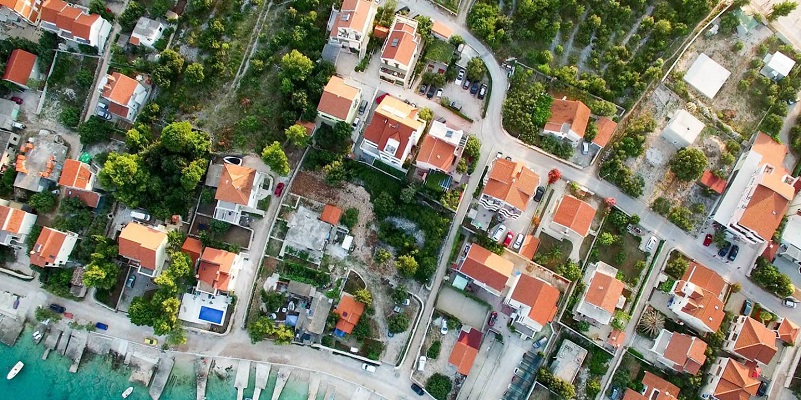 Ακίνητα: Εξίσωση αντικειμενικών αξιών με τις εμπορικές σε 7000 περιοχές – Τι&hellip;