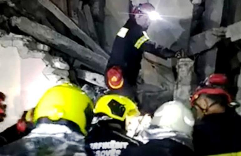 Αλβανία: Άλλους τρεις νεκρούς ανέσυραν τα ξημερώματα τα συνεργεία της ΕΜΑΚ