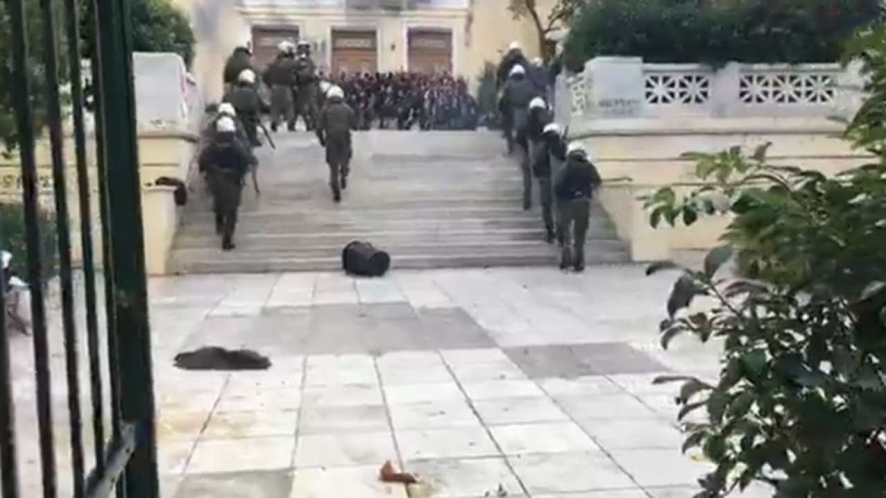 Νέα επεισόδια στην ΑΣΟΕΕ – Αποχώρησαν τα ΜΑΤ μέσα από τη σχολή – Χτύπησαν φοιτητές και δημοσιογράφο (vid)