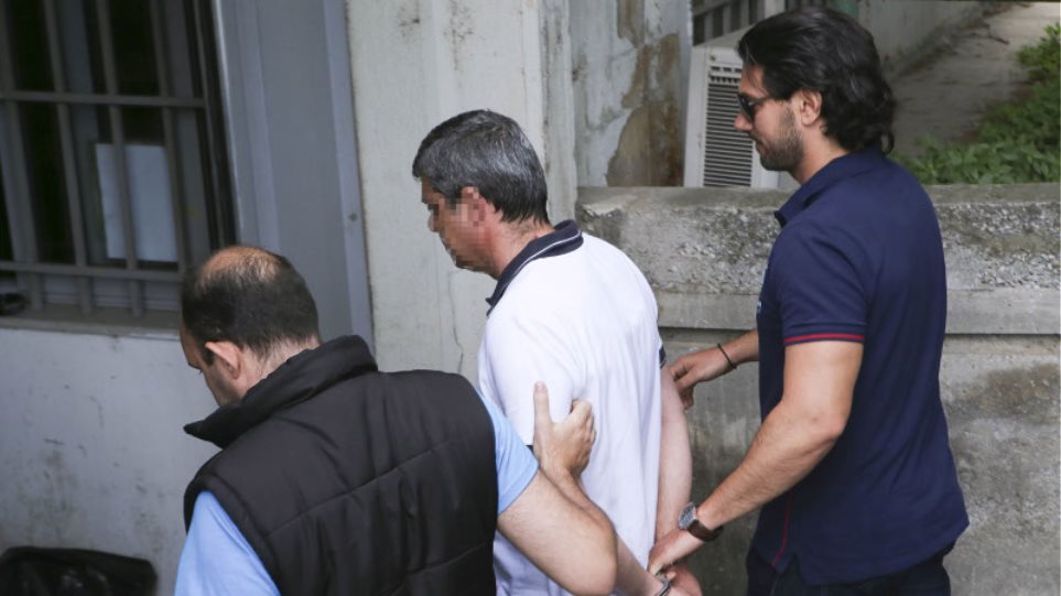 Από τα ισόβια στα 15 χρόνια για τη δολοφονία της κόρης του