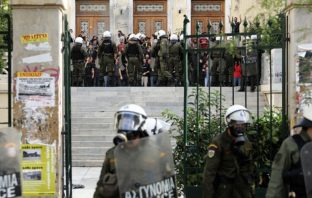 Γιατί η κυβέρνηση επιλέγει την ένταση λίγο πριν από την επέτειο του Πολυτεχνείου