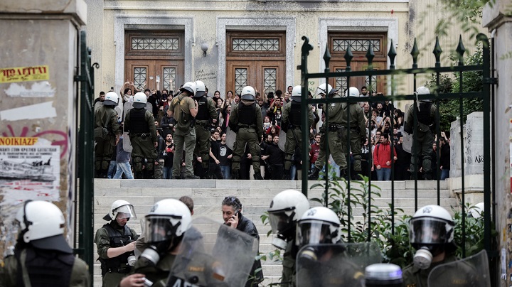 Ματ και φοιτητές αντιμέτωποι μέσα στην ΑΣΟΕΕ – Φοιτητής έχει χτυπηθεί στο κεφάλι, πέντε άλλοι με αναπνευστικά προβλήματα (vid, εικόνες)
