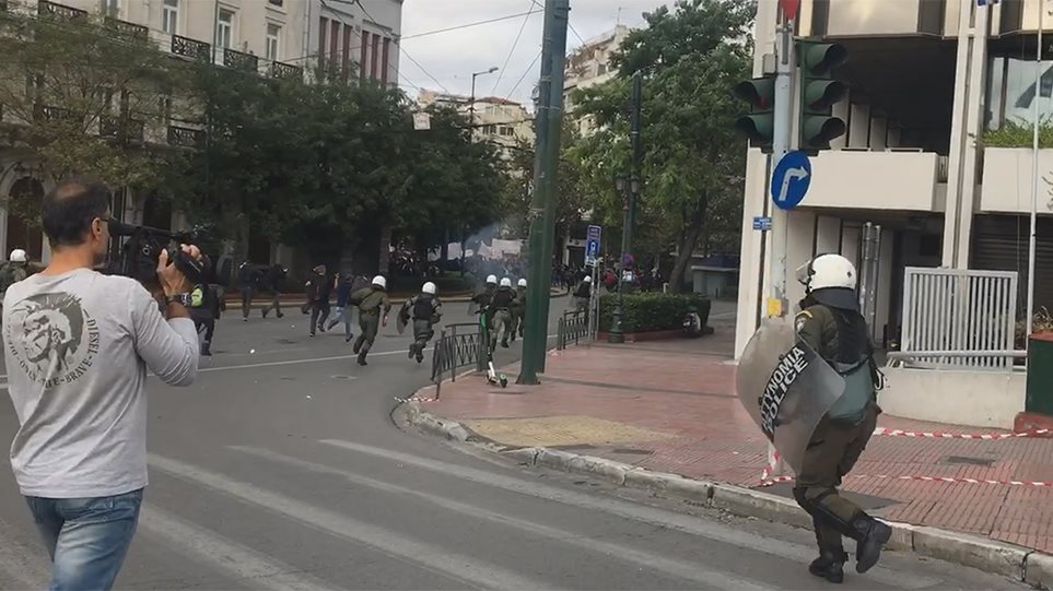 Ένταση στο κέντρο της Αθήνας – Αστυνομικοί έκαναν χρήση χημικών εναντίον μαθητών&hellip;