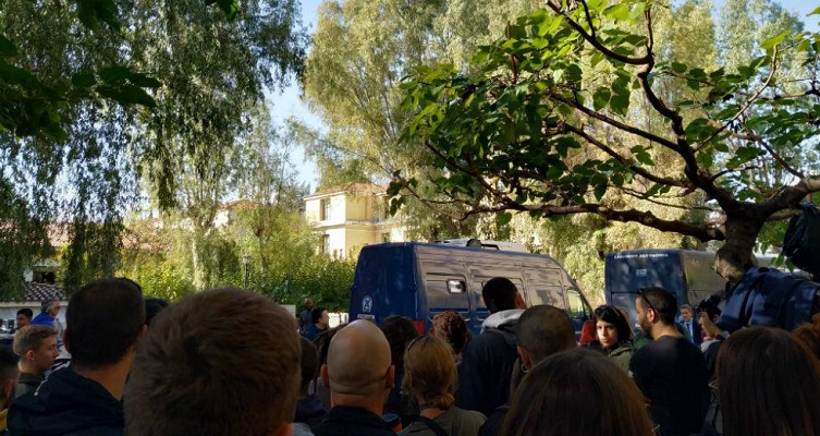 Δικαστήρια Ευελπίδων: Ένταση κατά την προσαγωγή των συλληφθέντων στα Εξάρχεια