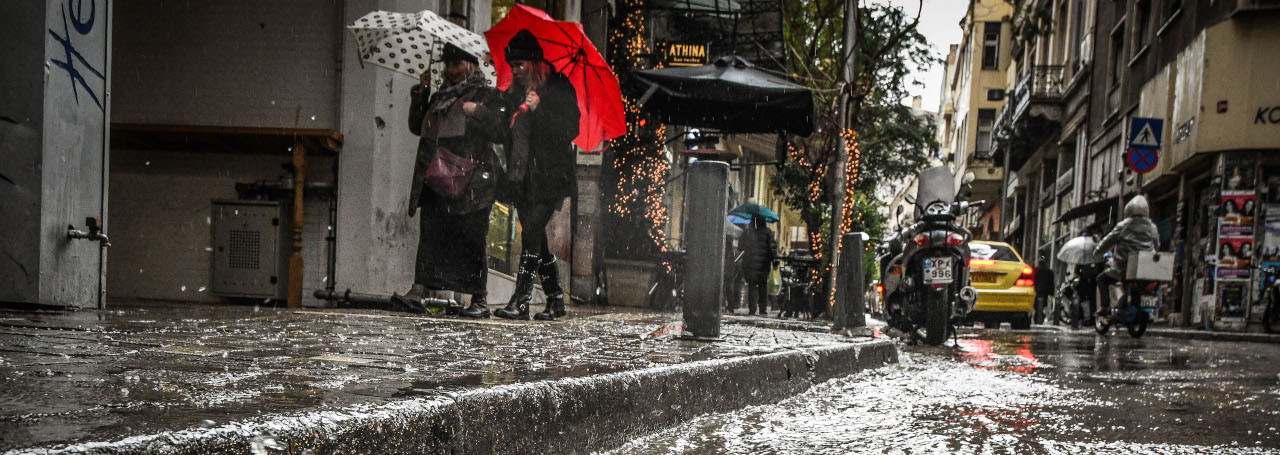 Αγριεύει ο καιρός- “Κόκκινος” χείμαρος έπνιξε τον κάμπο της Μεσσηνίας (video)