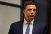 Κικίλιας: “Ίσως επιδοτήσουμε θερμάστρες για να καπνίζει ο κόσμος έξω”