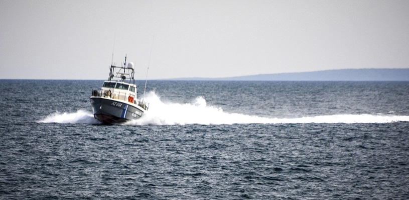 Επιβεβαιώνει το λιμενικό το περιστατικό με προειδοποιητικές βολές κατά ταχύπλοου