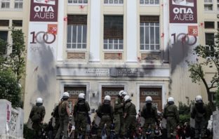 Εισβολή των ΜΑΤ στην ΑΣΟΕΕ: Έντονες αντιδράσεις των κομμάτων για την αστυνομική βία