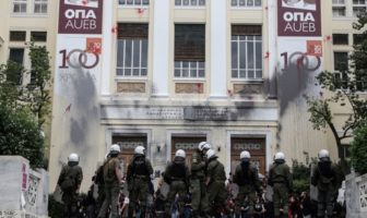 Εισβολή των ΜΑΤ στην ΑΣΟΕΕ: Έντονες αντιδράσεις των κομμάτων για την αστυνομική βία