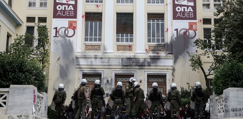 Εισβολή των ΜΑΤ στην ΑΣΟΕΕ: Έντονες αντιδράσεις των κομμάτων για την αστυνομική βία