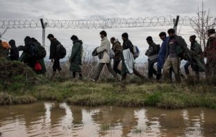 Spiegel: Η Κομισιόν έχει στοιχεία που δείχνουν ότι η Ελλάδα εφαρμόζει push-back προσφύγων στον Έβρο