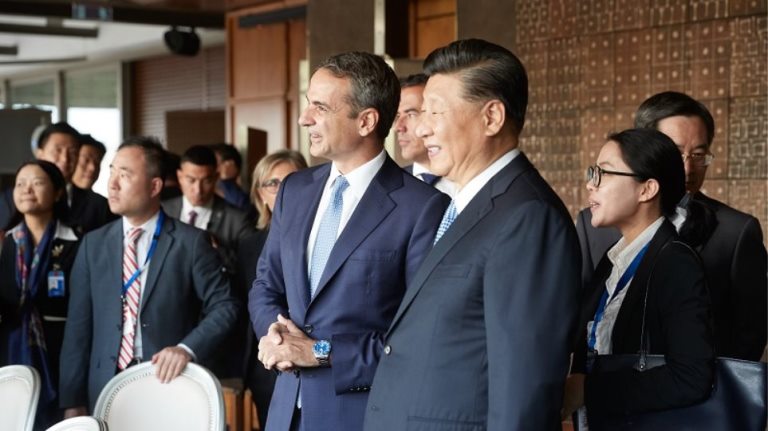 Μητσοτάκης και Σι Τζινπίνγκ στις εγκαταστάσεις της Cosco στον Πειραιά