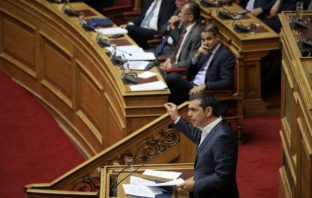 Βουλή: Μετωπική Μητσοτάκη – Τσίπρα για την “επιεική στάση σε τραπεζίτες και δράστες οικονομικών εγκλημάτων”