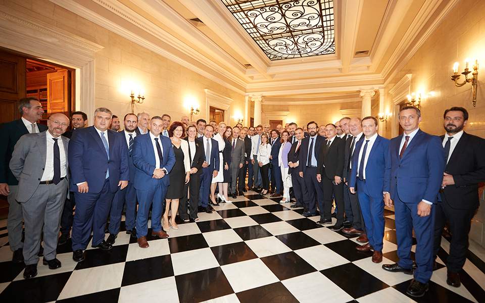 Κόμμα μέσα στο κόμμα: Το δίλημμα Μητσοτάκη και η παράμετρος του προσφυγικού