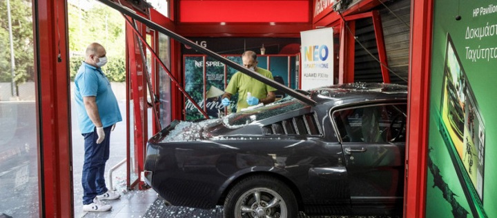 Μπούκαραν με αυτοκίνητο στο Public της Αγίας Παρασκευής