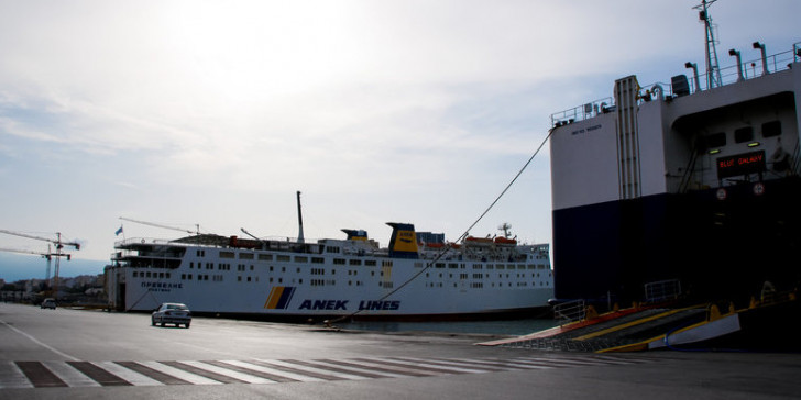 Συναγερμός στο λιμάνι του Πειραιά – Αυτοκίνητο έπεσε στη θάλασσα