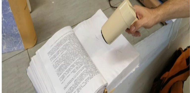 Απίστευτο: Στεγνώνουν με πιστολάκι αρχεία στο Πρωτοδικείο Αθηνών