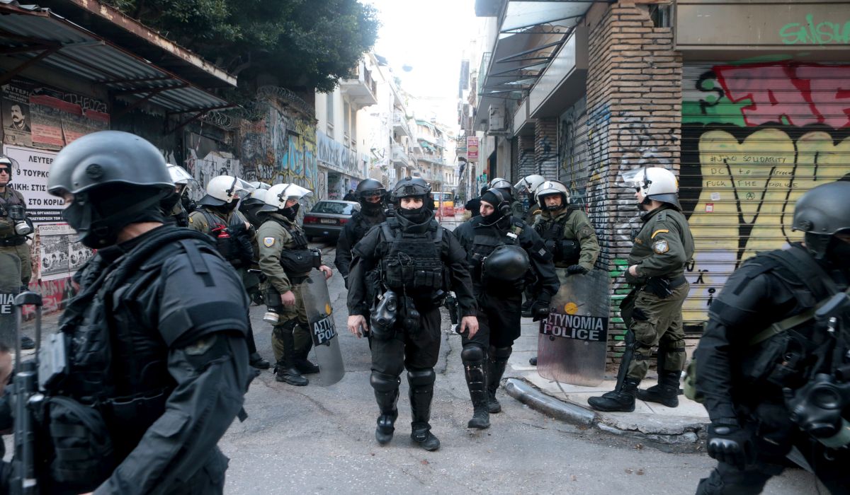 Επιχείρηση της αστυνομίας σε κτίριο των Εξαρχείων παρουσία εισαγγελέα – Μολότοφ στη Λαυρίου