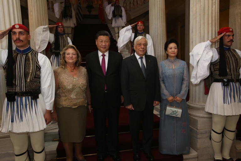 Γέμισε από λάμψη το Προεδρικό Μέγαρο- Οι εντυπωσιακές εμφανίσεις των κυριών (εικόνες)