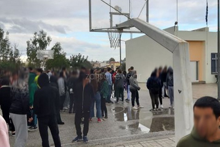 Κρήτη μετά το σεισμό: Ο κόσμος βγήκε στο δρόμο οι μαθητές στα προαύλια (εικόνα)