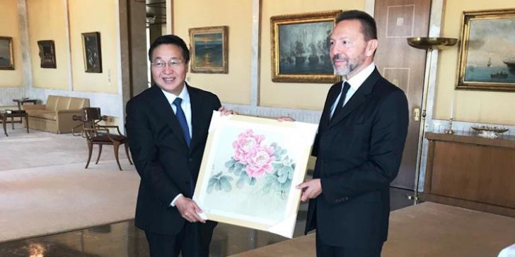 Με αντιπροσωπεία της Bank of China συναντήθηκε ο Στουρνάρας
