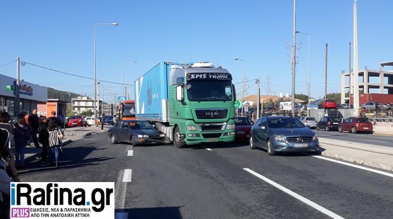Νταλίκα “καβάλησε” ΙΧ στη λεωφόρο Μαραθώνα – Ουρές χιλιομέτρων (εικόνες, vid)