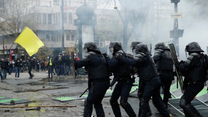 Μπαράζ συλλήψεων από την αστυνομία στις συγκρούσεις με τα Κίτρινα Γιλέκα