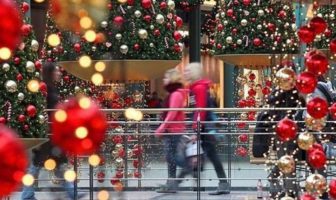 Πρεμιέρα για το εορταστικό ωράριο – Ποιες Κυριακές θα είναι ανοιχτά τα εμπορικά